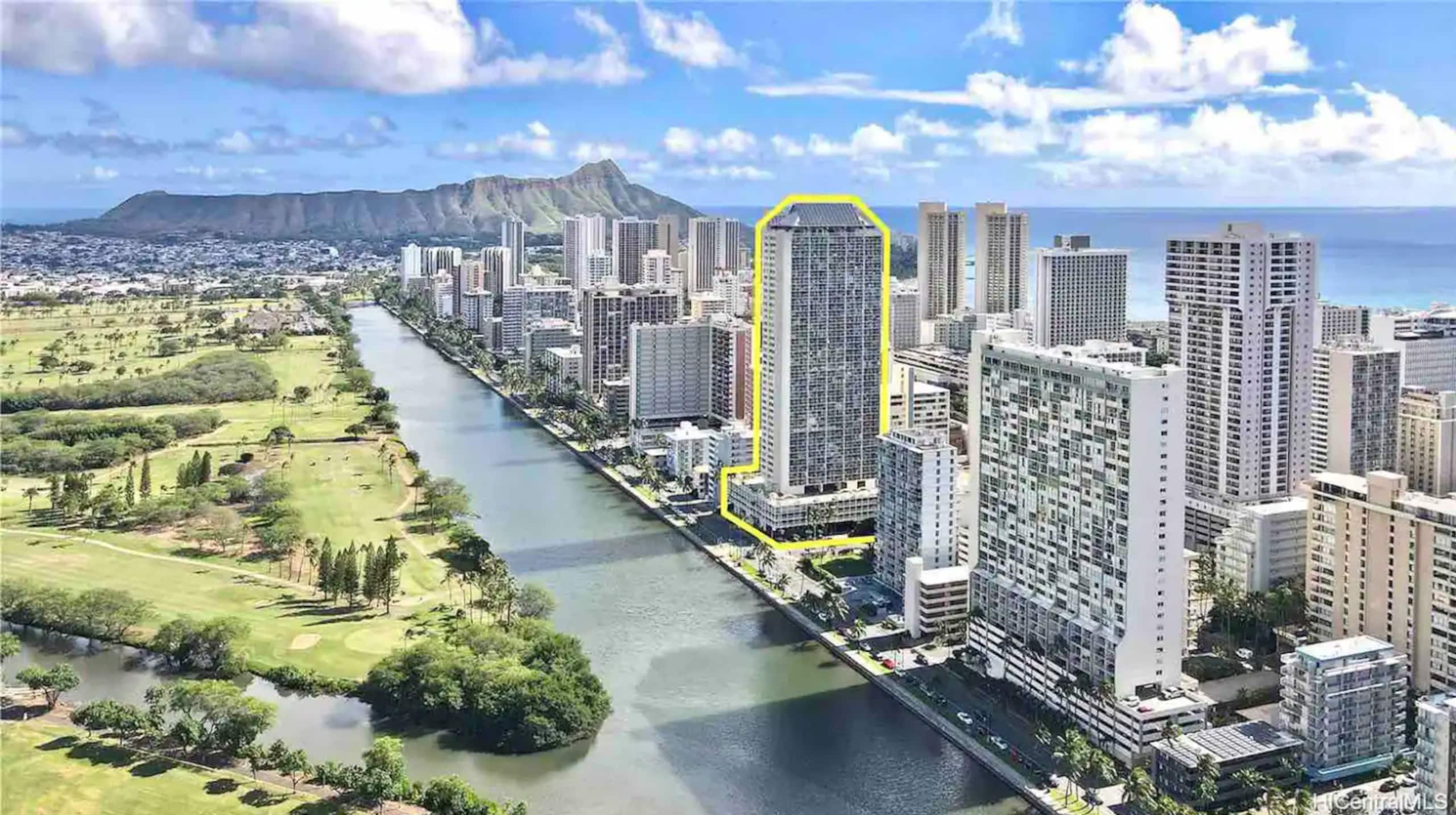 Condo in Honolulu · ★4.94 · 1 bedroom · 3 beds · 1 private bath - Image 29