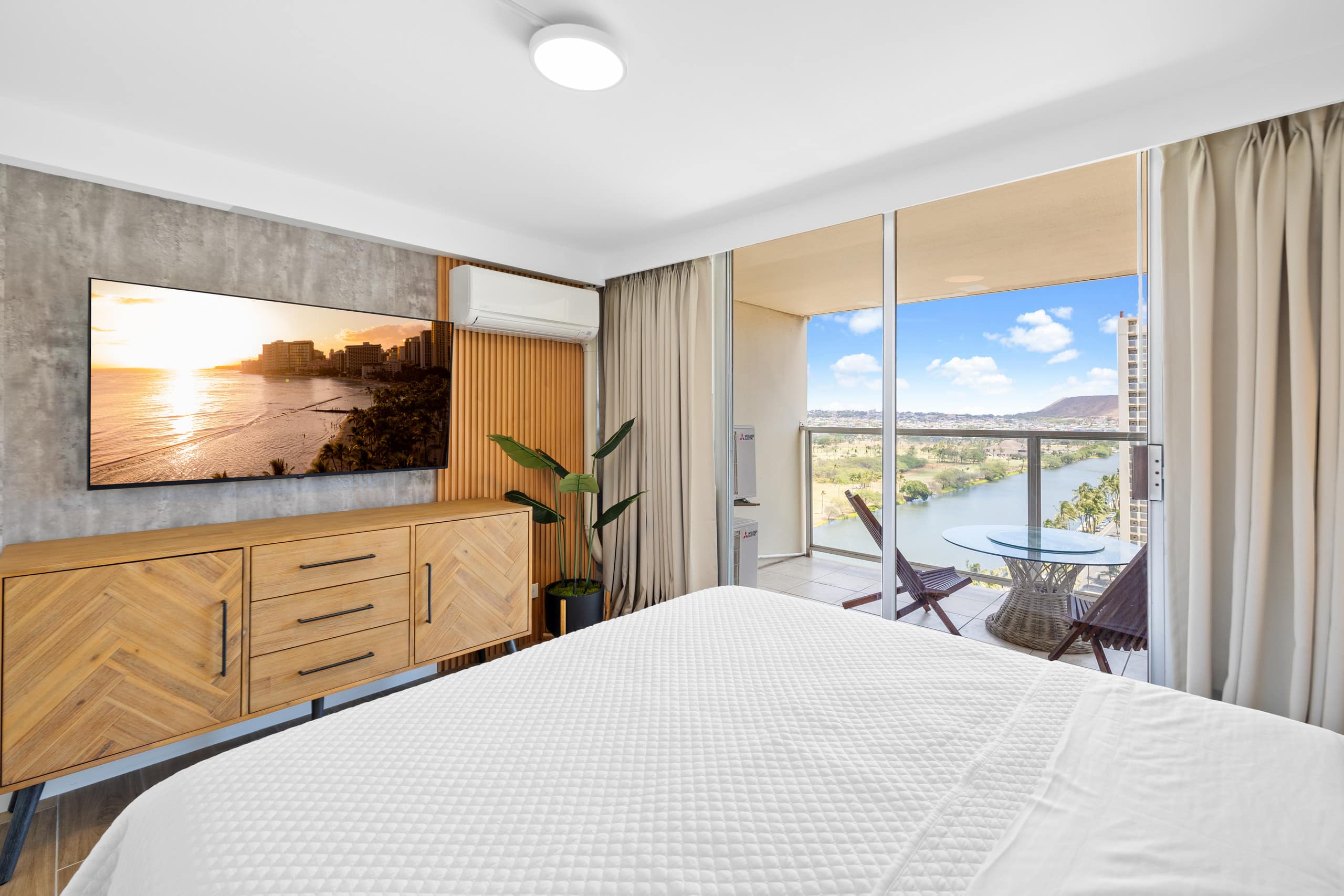 Condo in Honolulu · ★4.94 · 1 bedroom · 3 beds · 1 private bath - Image 19