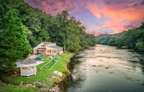 Looking Glass Retreat-Exquisite Waterfront Home