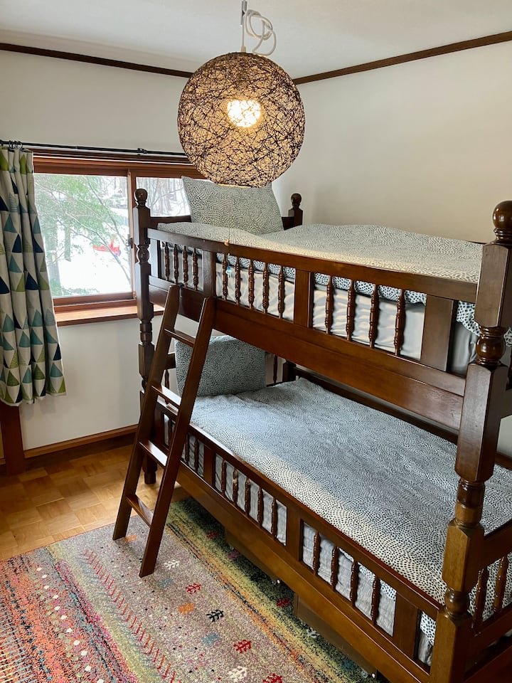 Მეორე სართულის საძინებელი ორსართულიანი საწოლებით