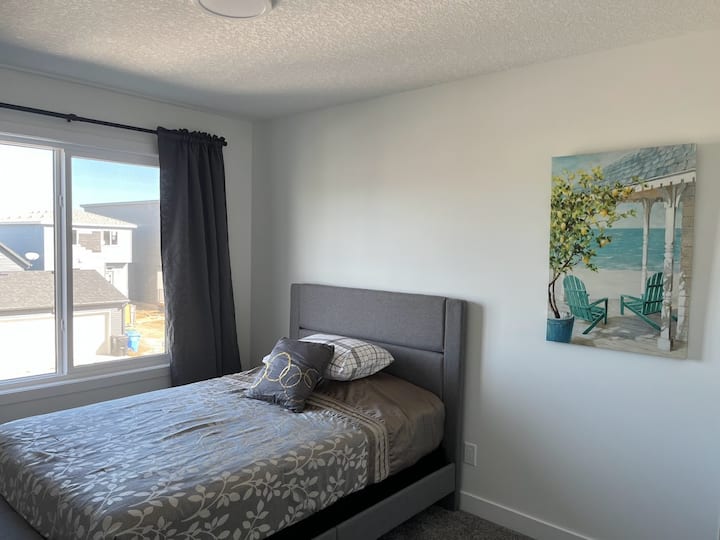 Dormitorio 2 con colchón y armario de calidad. 