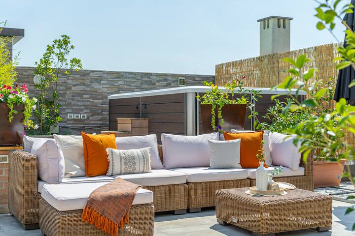 [Historic Centre] – Luxury Penthouse with Pool gallery image 3