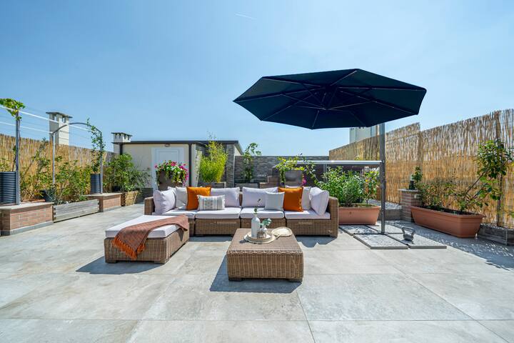 [Historic Centre] – Luxury Penthouse with Pool gallery image 5