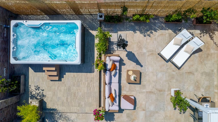 [Historic Centre] – Luxury Penthouse with Pool