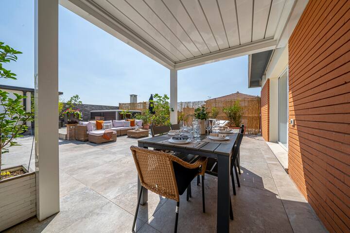 [Historic Centre] – Luxury Penthouse with Pool gallery image 4