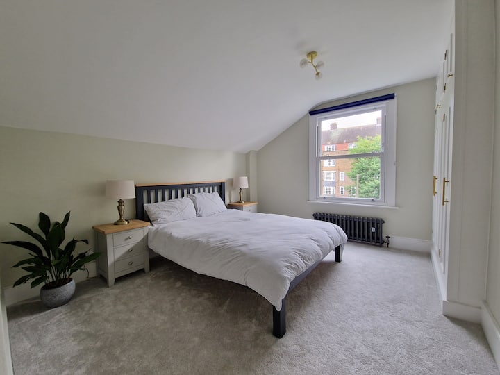 Druhá izba pre hostí s manželskou posteľou, plnou šatníkovou skriňou a zatemňovacími závesmi.