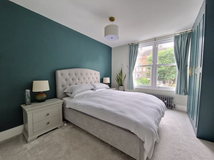 Izba pre prvého hosťa, menšia manželská posteľ s plnou šatníkovou skriňou a zatemňovacími závesmi. 