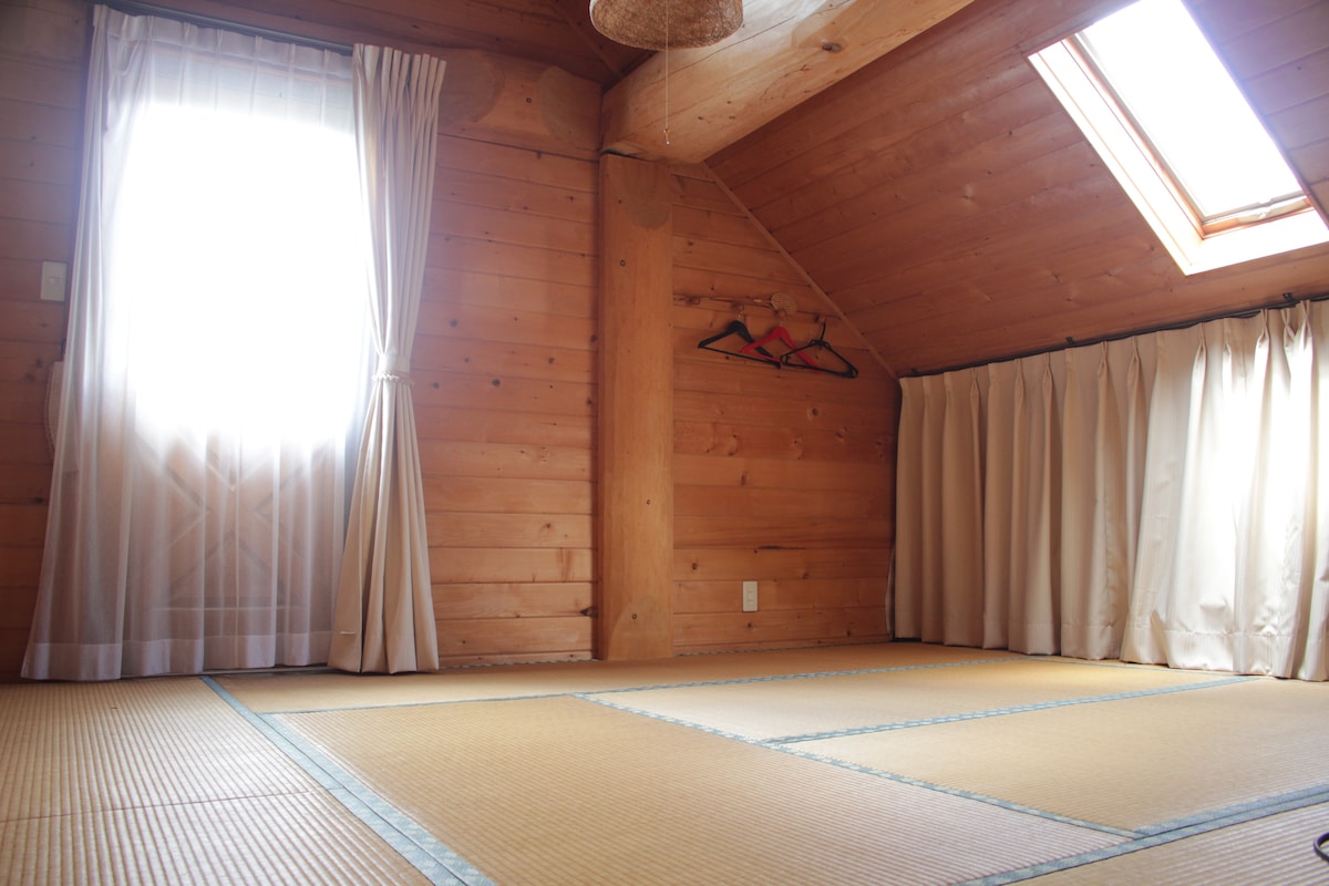 სასტუმრო ოთახი.
ეს იქნება ოთახი ტატამში 8 ტატამით.
Skylight და ვერანდის შესასვლელები და გასასვლელები.

Ტატამის ოთახია. Აივანზე არის სკივრი და შეგიძლიათ შეხვიდეთ აივანზე.