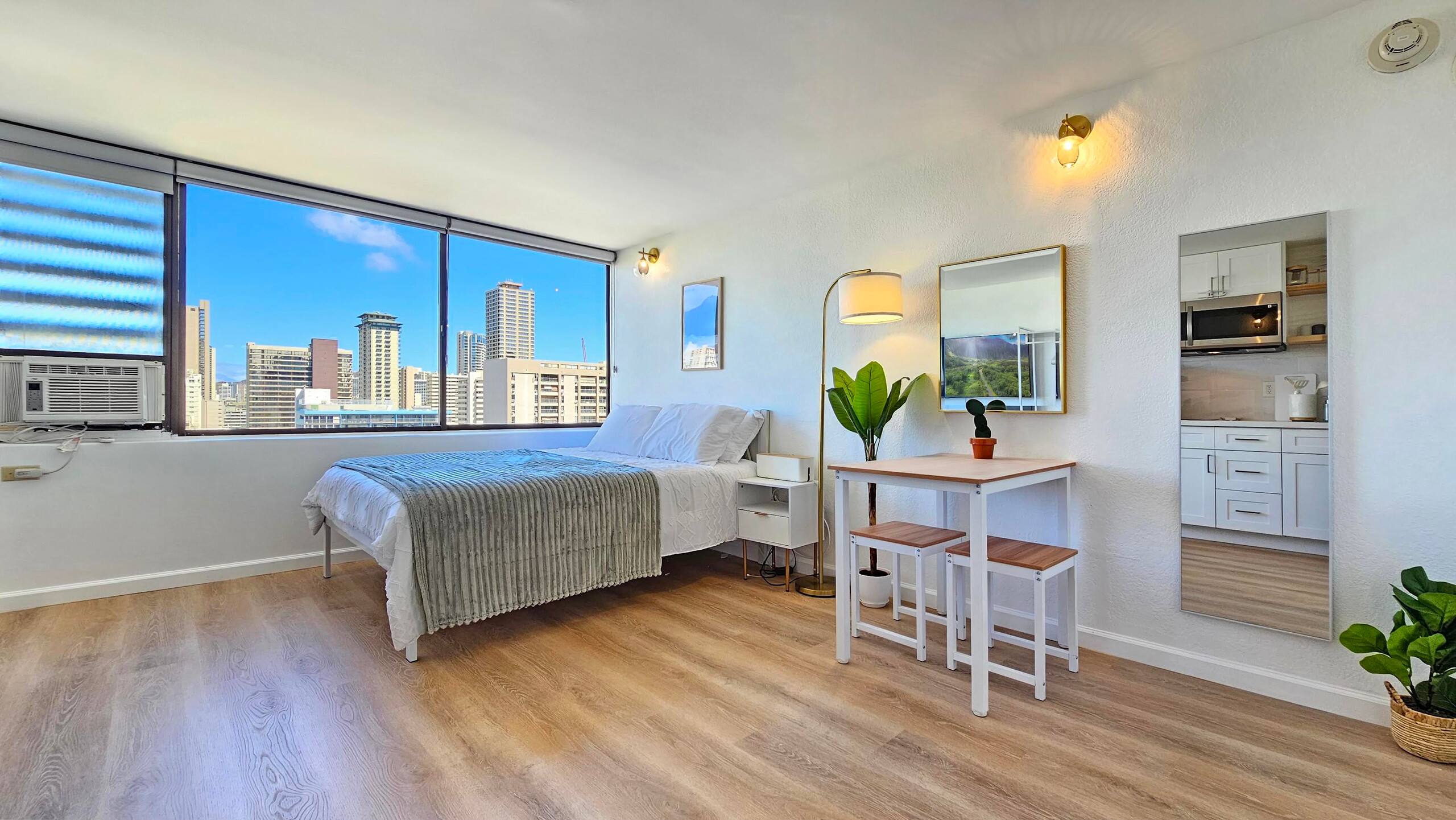 Beautifully Designed Waikiki Studio with Kitchen - Image 5