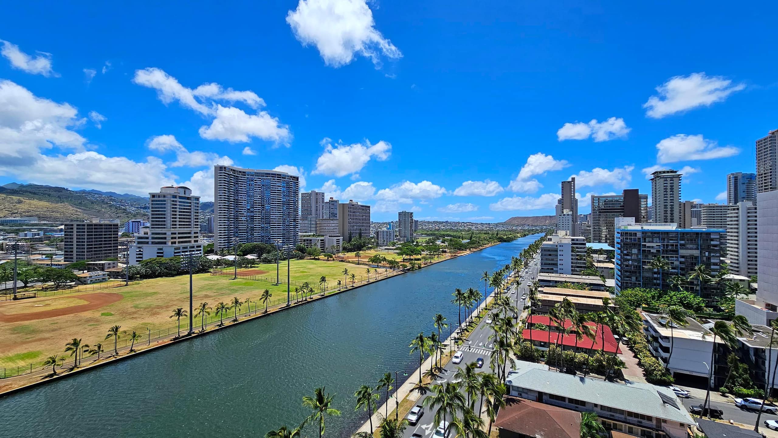 Beautifully Designed Waikiki Studio with Kitchen - Image 12