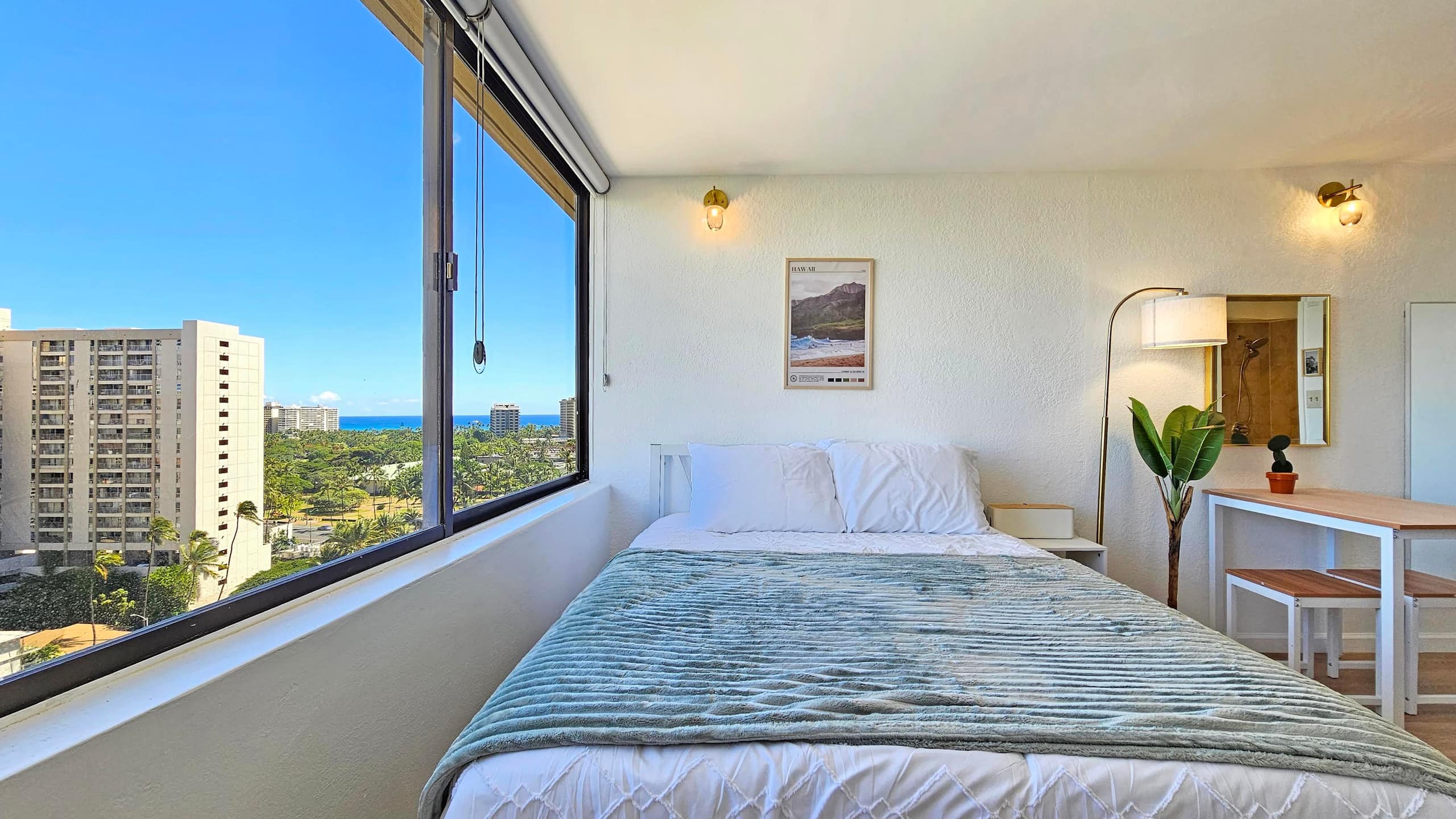 Beautifully Designed Waikiki Studio with Kitchen - Image 6