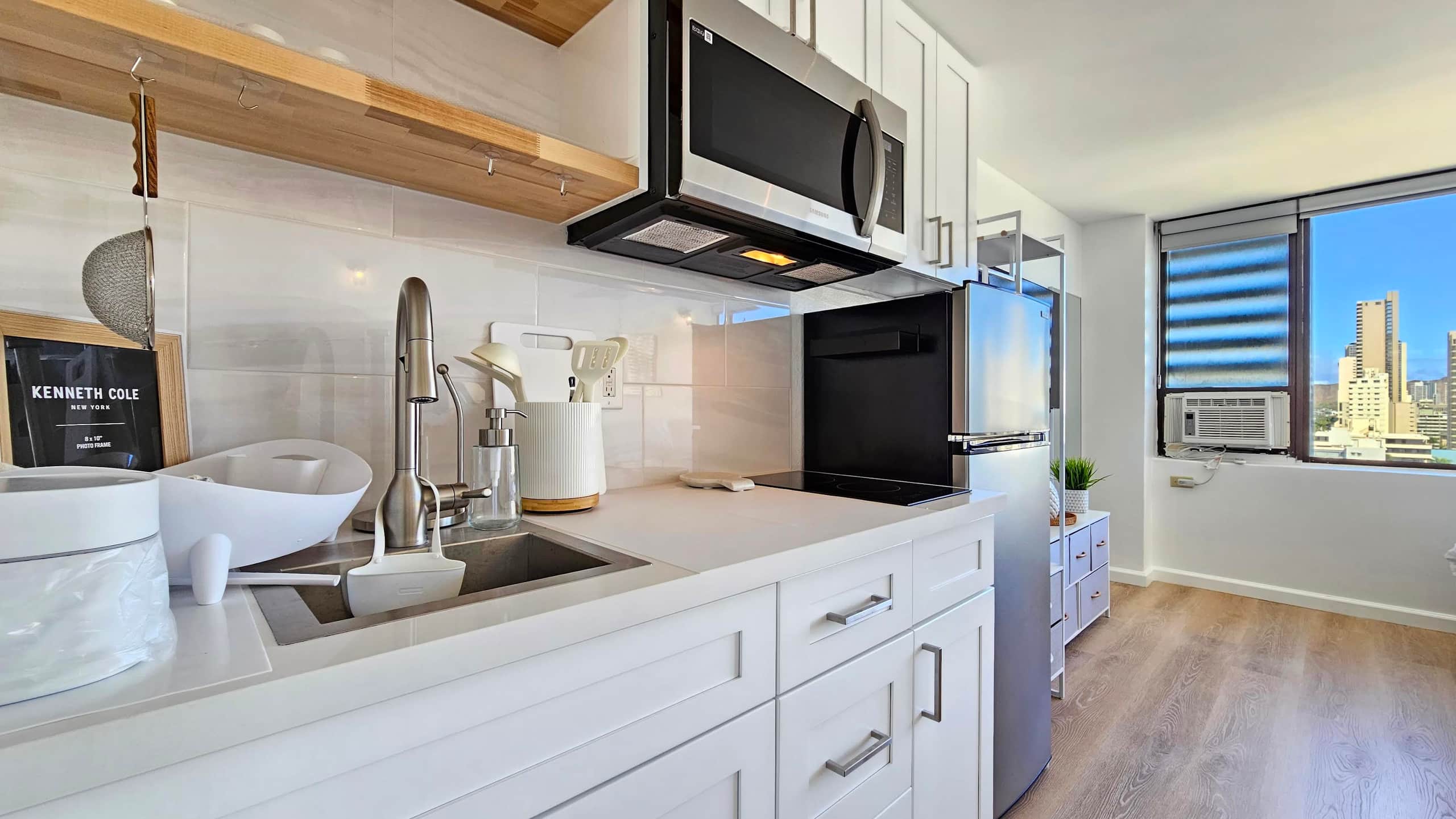 Beautifully Designed Waikiki Studio with Kitchen - Image 8