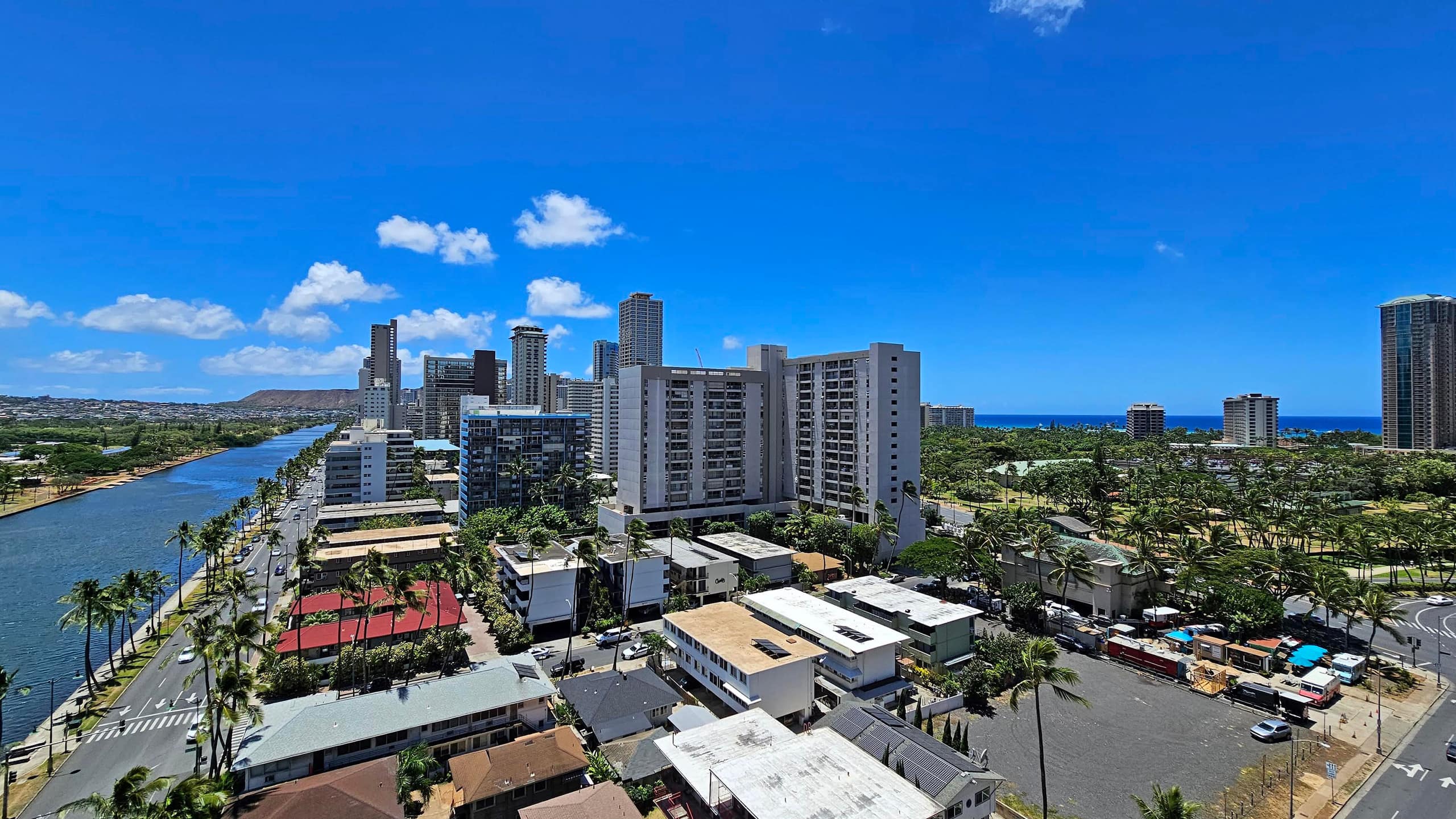 Beautifully Designed Waikiki Studio with Kitchen - Image 11