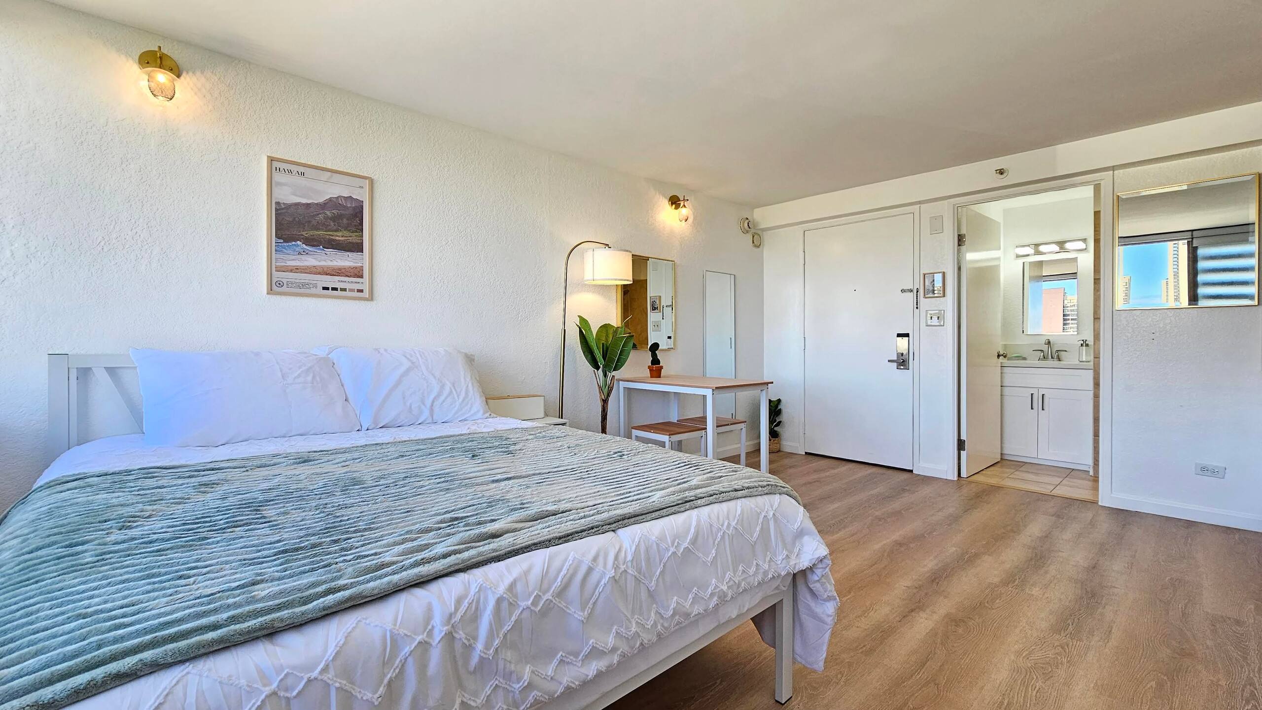 Beautifully Designed Waikiki Studio with Kitchen - Image 3