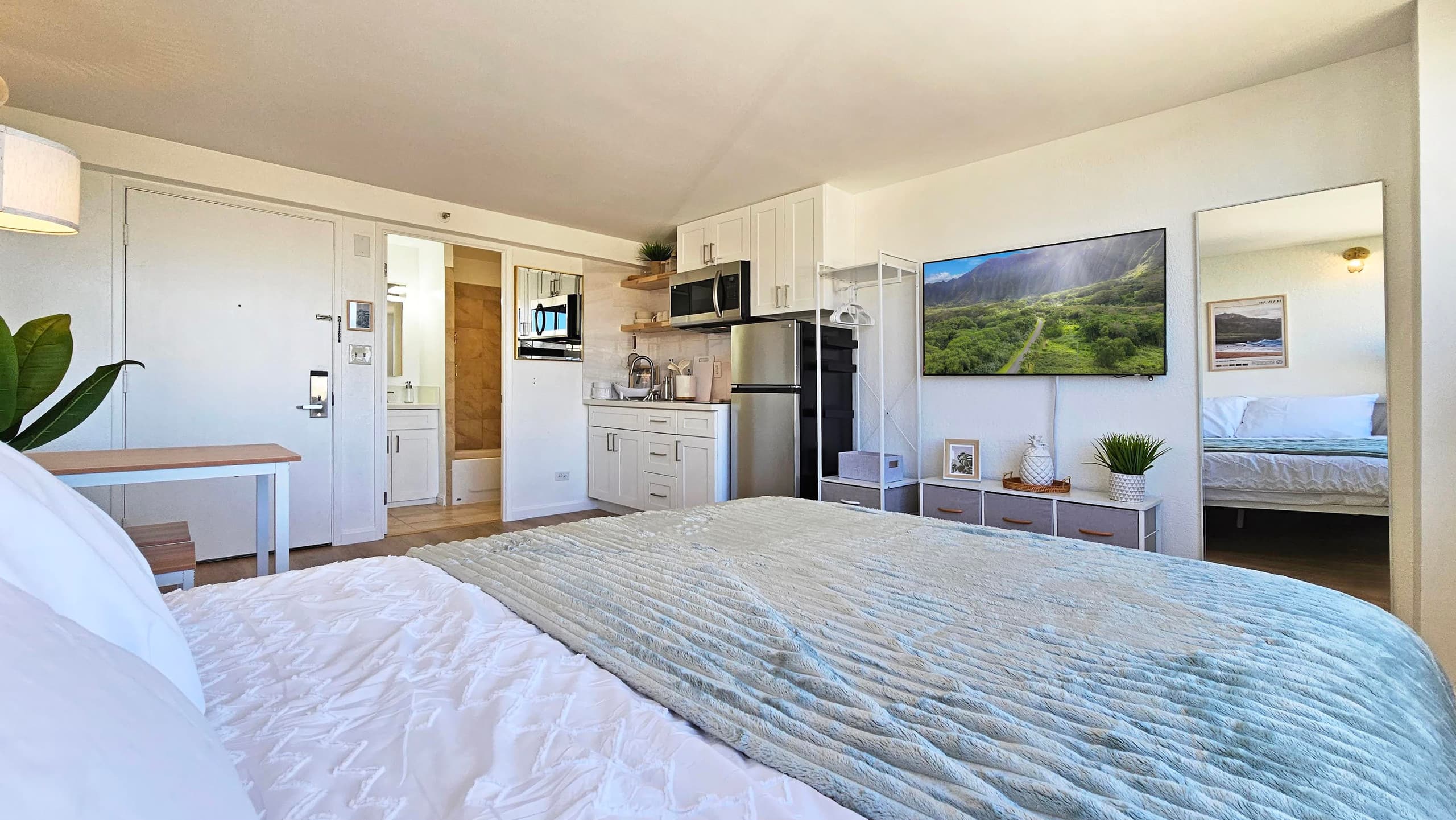 Beautifully Designed Waikiki Studio with Kitchen - Image 4