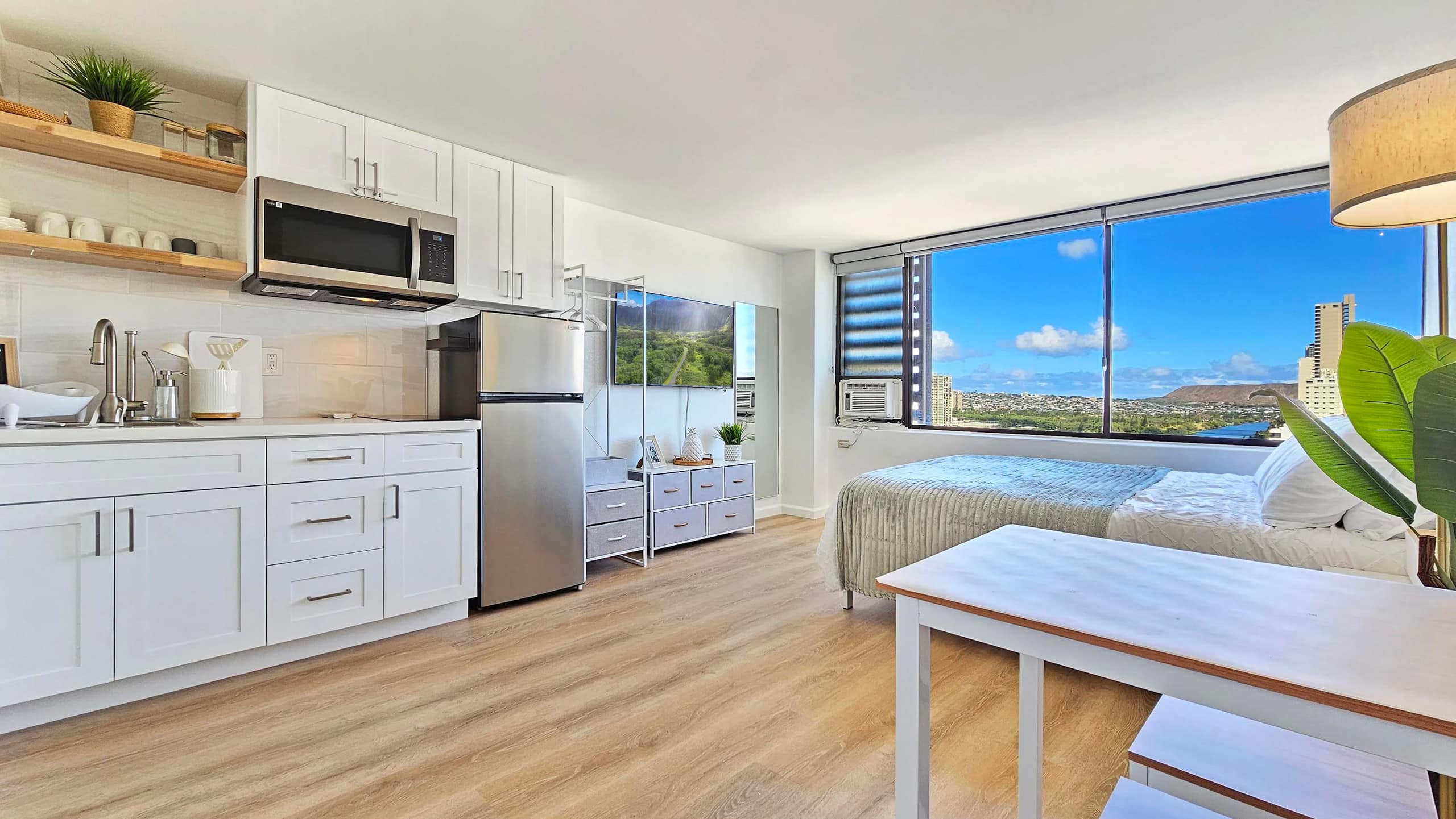 Beautifully Designed Waikiki Studio with Kitchen - Image 1