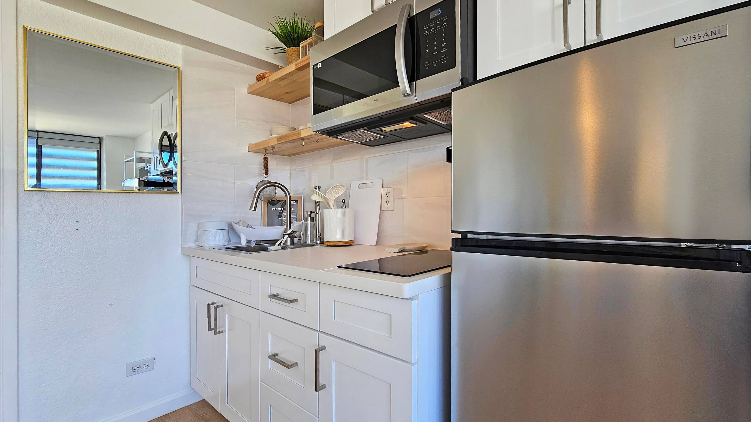 Beautifully Designed Waikiki Studio with Kitchen - Image 7