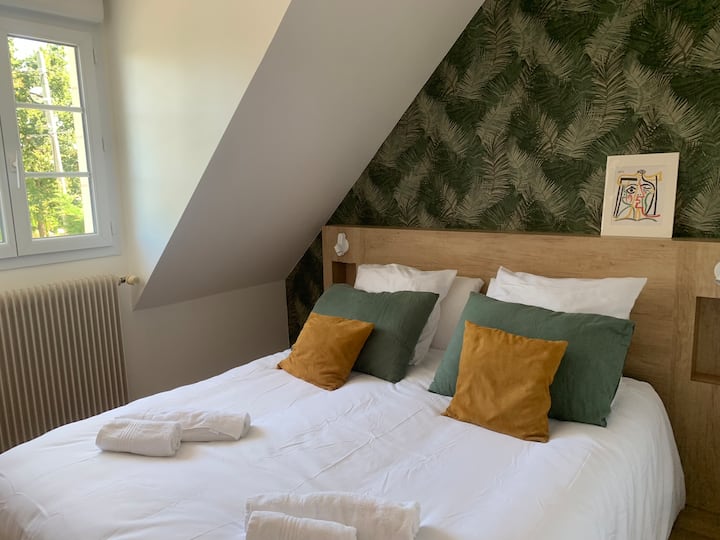 Ფართო კონდიცირებული ოთახი ორადგილიანი საწოლით და დიდი საგარდერობო ოთახით , ეს ოთახი აღჭურვილია ტელევიზორით.