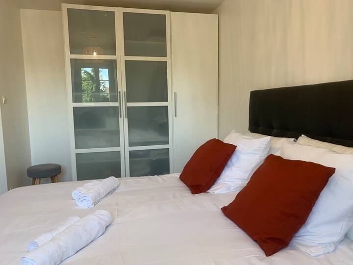 Ფართო კონდიცირებული საძინებელი ორადგილიანი საწოლით და დიდი გარდერობით.
Ეს ოთახი აღჭურვილია ტელევიზორით.