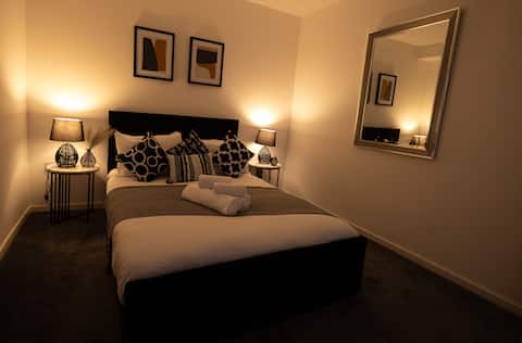 London/Watford, 8 single beds, great location