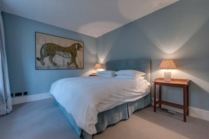 Apartment in Chelsea! gallery image 2