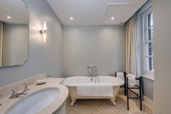 Apartment in Chelsea! gallery image 5