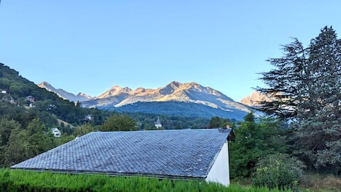 Cozy, fully-equipped 2-room with mountain views