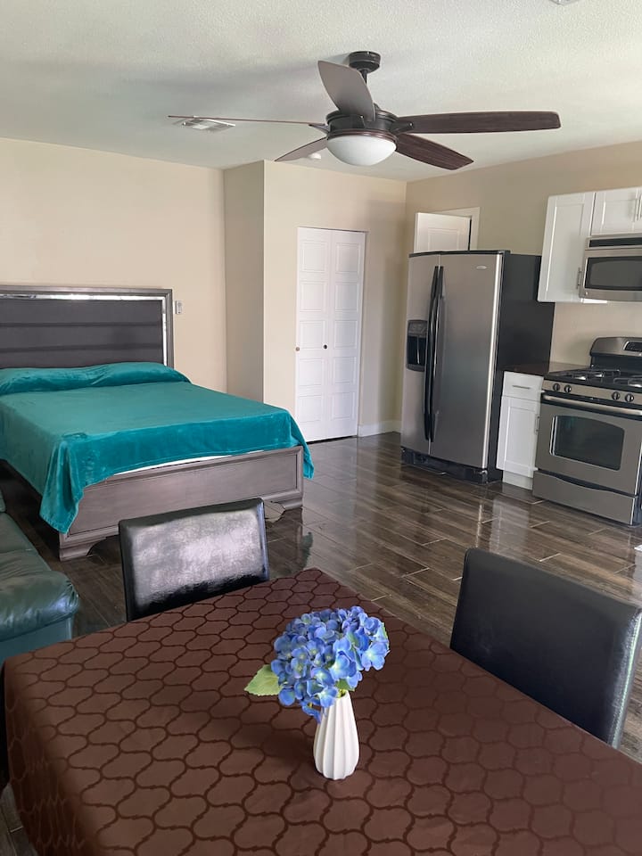 Cozy hideaway Guesthouses for Rent in Las Vegas, Nevada, United