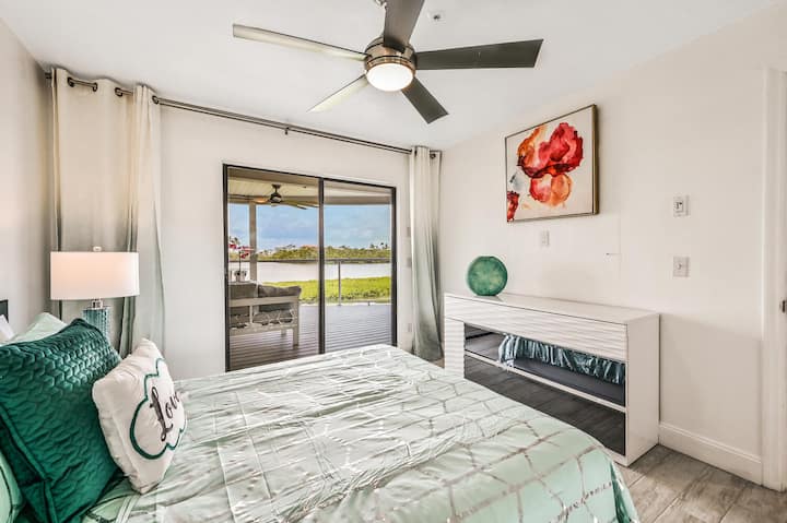 Სტუმრების საძინებელი დიდი ტერასით, რომელიც ყურეს გადაჰყურებს! 