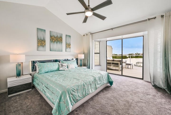 Მთავარი საძინებელი დიდი ტერასით, რომელიც ყურეს გადაჰყურებს! 