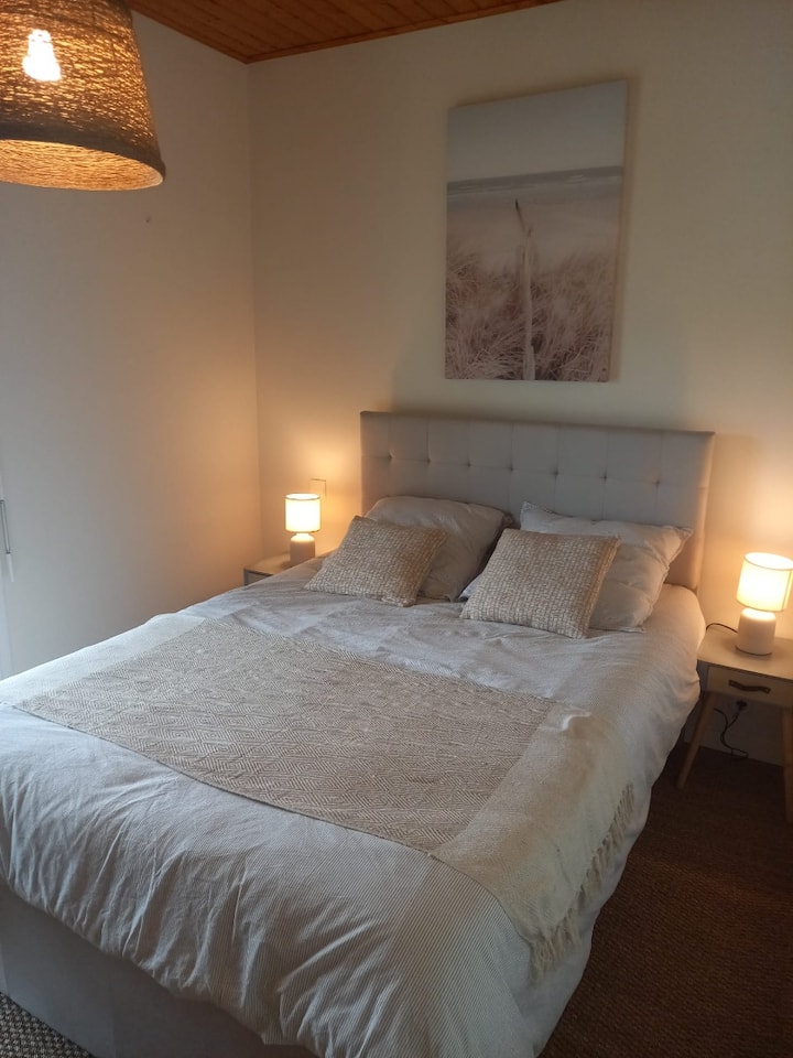 Oberes Schlafzimmer: Bett 140 mit Kinderbett (Beistellbett)