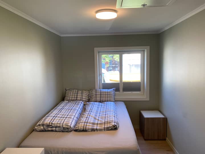 Queen-size bed (150 x 210 cm)