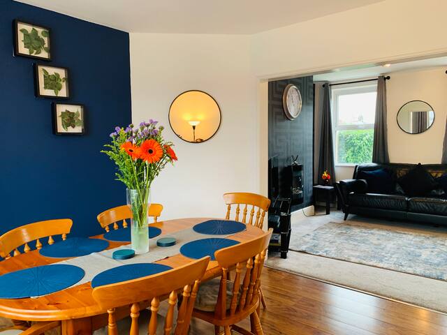 Chic 5 Bedroom House with Private Parking & Garden