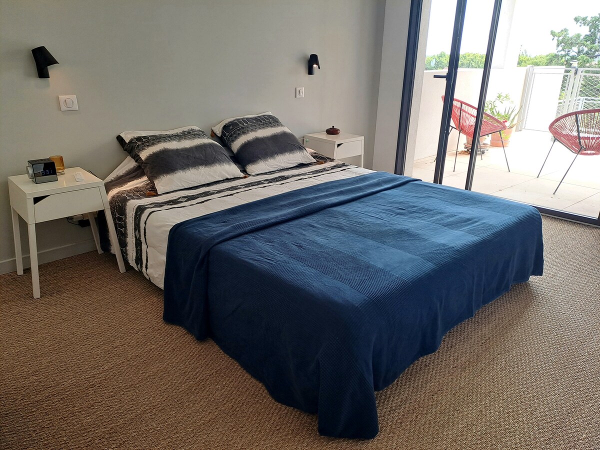 חדר שינה 1:  עם מיטה זוגית ברוחב 160 ס"מ, הממוקם באותה קומה כמו הסלון, במפלס אחד מהכניסה לבית. 