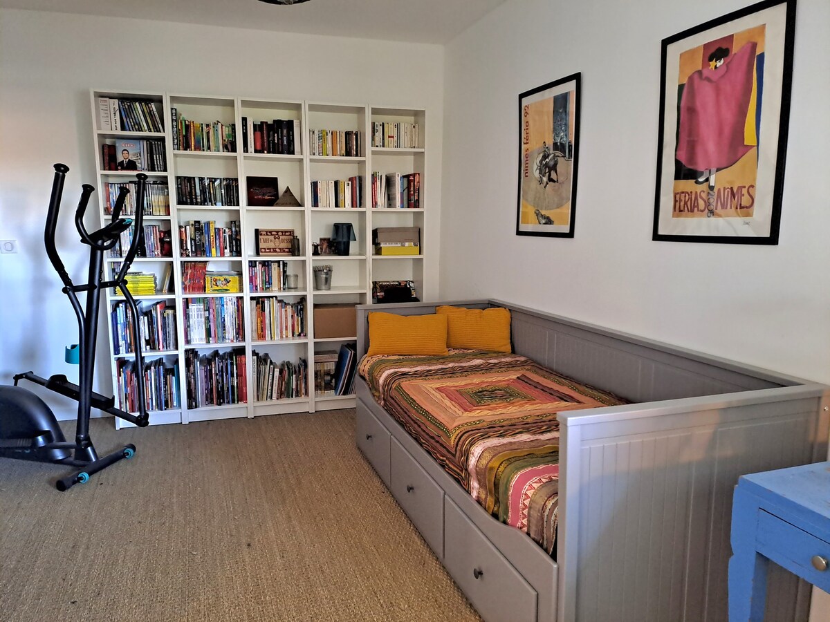 חדר שינה 2: עם ספסל שמתפתח למיטה זוגית. 
אליפטי שזמין לקצת ספורטיבי ;-).