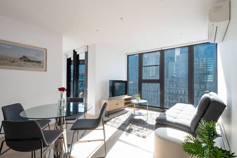 Central Haven: Modern Apt w/Exclusive Pool & Gym