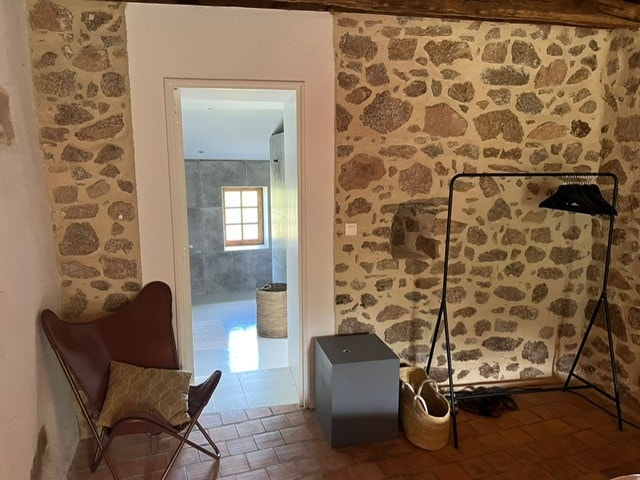 Angalia chumba kikuu cha kulala hadi bafu la chumbani