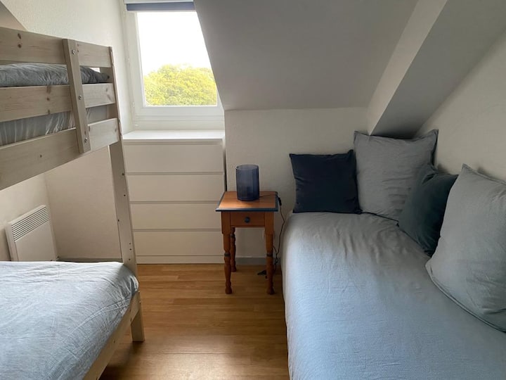 غرفة نوم مع 3 أسرّة مفردة 90× 200 سم