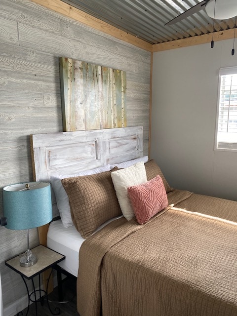 Hlavná spálňa s matracom Queen, ktorý sa nachádza oproti kúpeľni