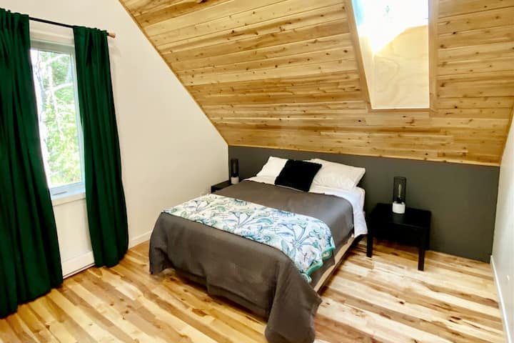 Chambre des maîtres avec lit queen.