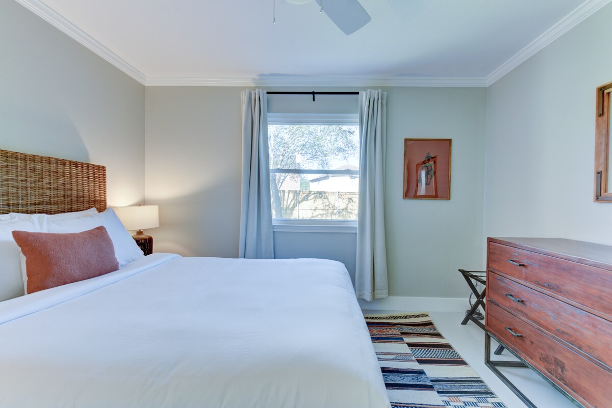 Spálňa s manželskou posteľou (3 z 3). Nachádza sa na 1. podlahe. Všetky spálne majú zatemňovacie závesy, plachty zo 100% bavlny a prikrývku s vložkou.