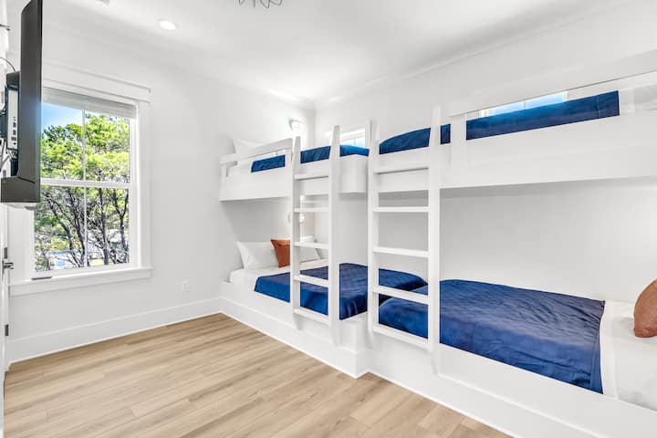 Druga soba na kat s bračnim krevetom iznad bračnih kreveta.