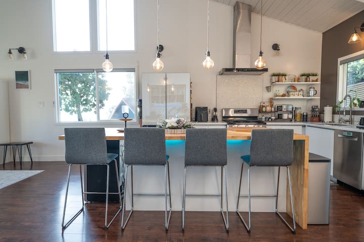 Stunning Modern Home with Amazing Views of Valley gallery image 2