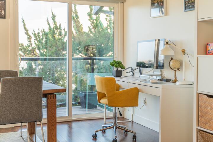 Stunning Modern Home with Amazing Views of Valley gallery image 3