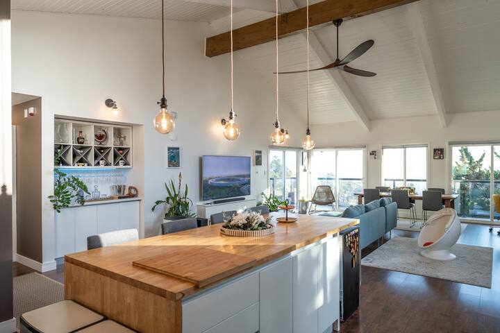 Stunning Modern Home with Amazing Views of Valley gallery image 4