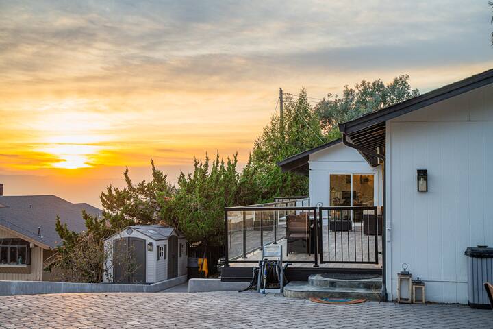 Stunning Modern Home with Amazing Views of Valley gallery image 5