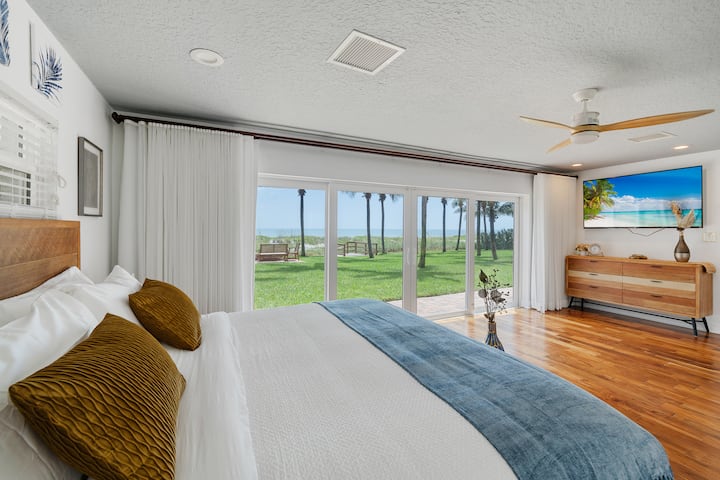 Главна спална соба со неверојатен поглед на океанот.