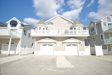Great Location/Spacious/2 Blocks from Beach/Sauna