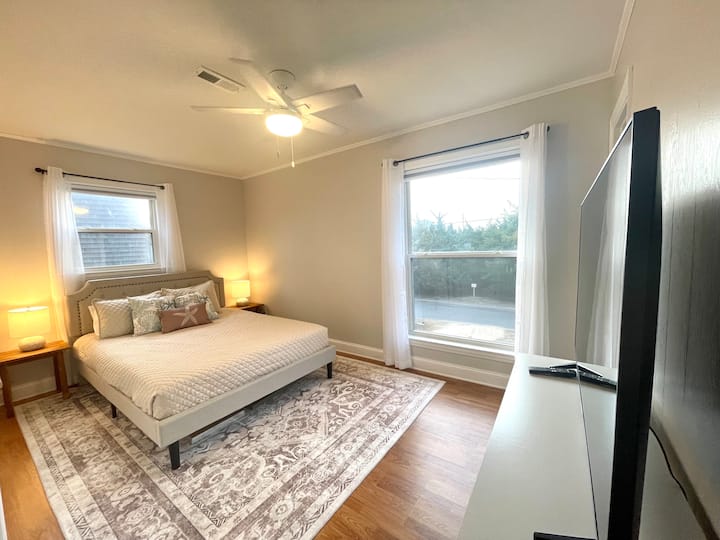 Ძირითადი საძინებელი Queen-თან ერთად
