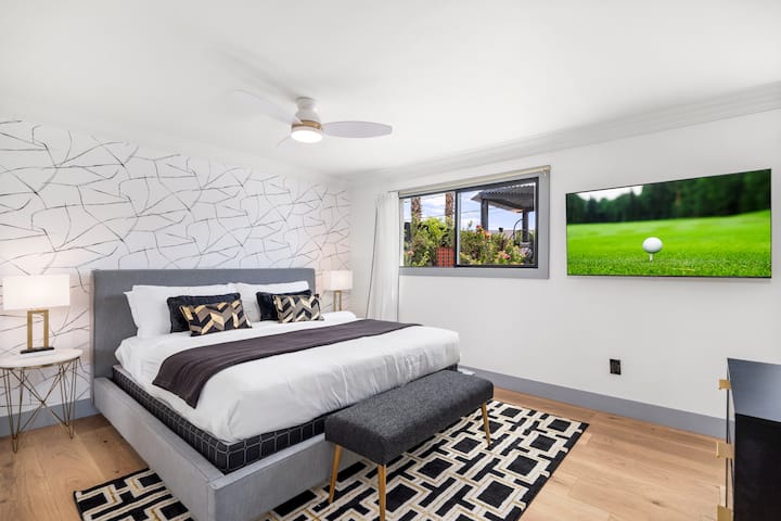 غرفة نوم بسرير ملكي ثانٍ، توفر للضيوف المزيد من خيارات النوم.